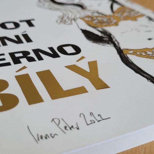 Zlatá efektová folie v detailu na parciálním laku