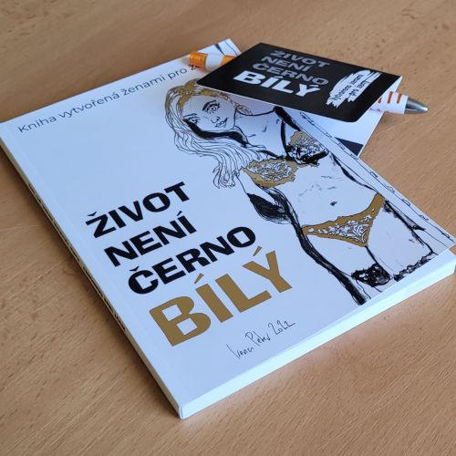 Brožura lepená s parciálním lakem a efektovou fólií, přiložena záložka s výřezem a magnetkou na uchycení ke knize.