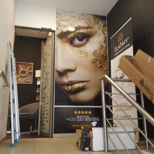 Instalace tištěné samolepky na prodejně