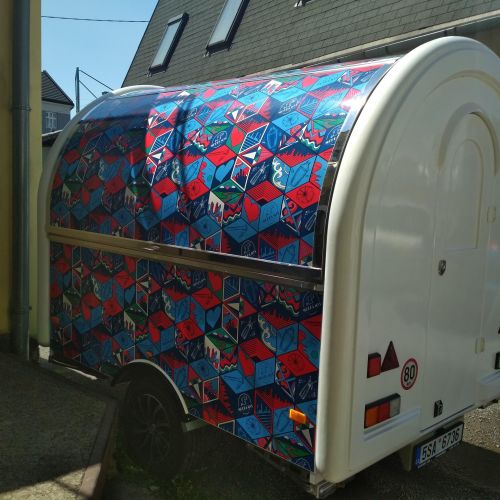 Polep středové části tištěnou samolepkou s UV laminací