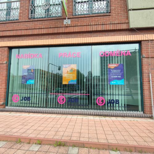 Tištěná reklama s výřezem a nalepením na výlohu